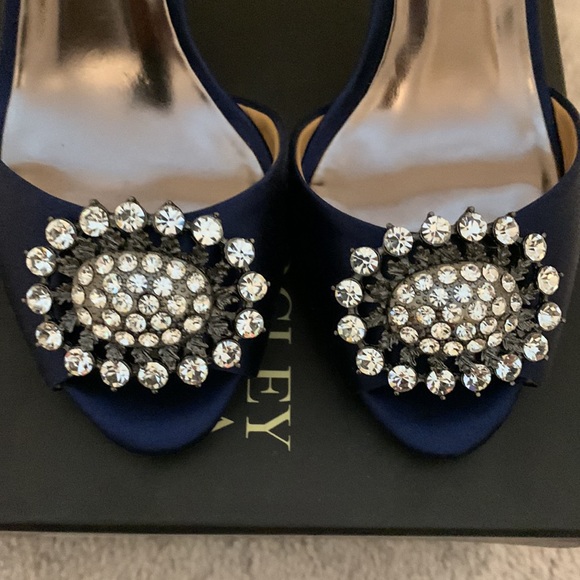 NIB Badgley Mischka Lacie Navy Satin Pumps - Picture 7 of 8